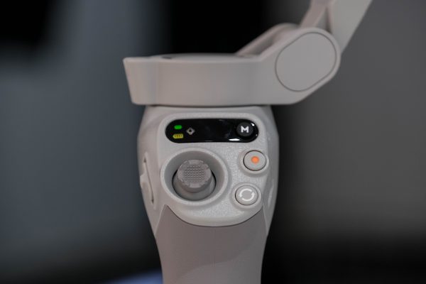 DJI Osmo Mobile SE - Gimbal Cầm Tay Chuyên Nghiệp Cho Điện Thoại